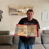 Tobias Neuhoff hält sein Sammelbuch mit den Pokémon-Karten
