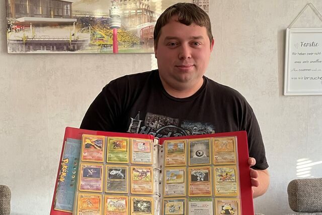Tobias Neuhoff hält sein Sammelbuch mit den Pokémon-Karten
