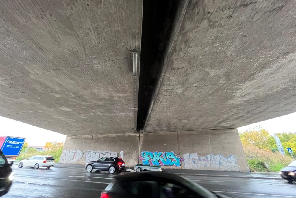 Der Blick unter die Nordstraßen-Brücke zeigt: Die Brückenteile lassen sich trennen, sind kein einzelner Betonblock. Der Blick unter die Nordstraßen-Brücke zeigt: Die Brückenteile lassen sich trennen, sind kein einzelner Betonblock.