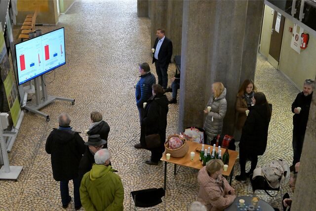 Zum Bürgerentscheid kamen einige Menschen ins Rathaus, um den Verlauf zu verfolgen. Nun könnte es einen erneuten Bürgerentscheid zu den Gewerbegebieten Klöters Feld und Derner Straße geben.
