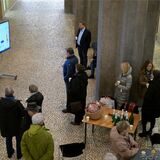 Zum Bürgerentscheid kamen einige Menschen ins Rathaus, um den Verlauf zu verfolgen. Nun könnte es einen erneuten Bürgerentscheid zu den Gewerbegebieten Klöters Feld und Derner Straße geben.