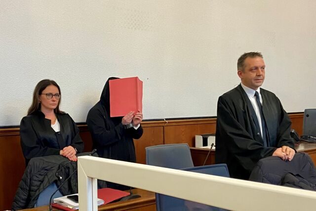 Der Angeklagte mit seinen Verteidigern