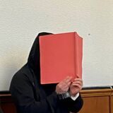 Der Angeklagte mit seinen Verteidigern