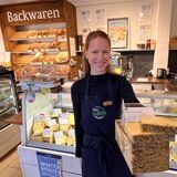 Maja Volkmann, die letzte Inhaberin des Bioladens an der Steinstraße, steht in der rustikal anmutenden Warenpräsentation zwischen Käse und Vollkornbrot.