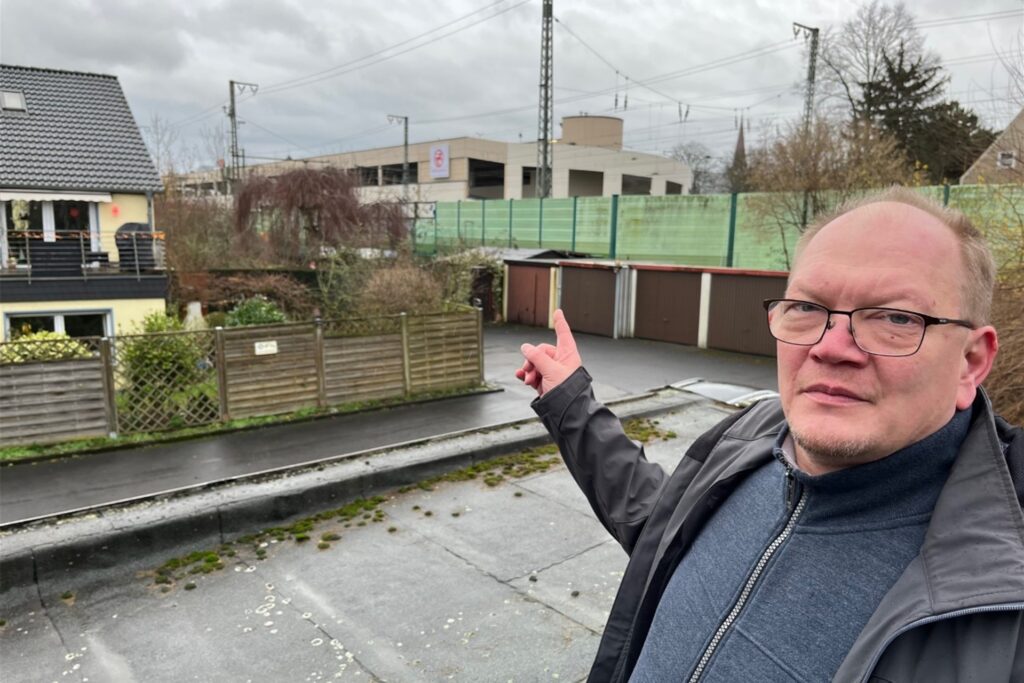 Andreas Sieberg vor seinem Haus an der Liststraße und der Neuen Mühle. Sogar tagsüber brennen auf dem Oberdeck die Lampen. Andreas Sieberg vor seinem Haus an der Liststraße und der Neuen Mühle. Sogar tagsüber brennen auf dem Oberdeck die Lampen.