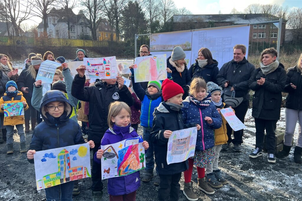 Die Kinder freuen sich auf den neuen Bildungsstandort. Schülerinnen und Schüler der Falk- und Nicolaischule zeigten ihre „Planunterlagen“ für das Projekt. Die Kinder freuen sich auf den neuen Bildungsstandort. Schülerinnen und Schüler der Falk- und Nicolaischule zeigten ihre „Planunterlagen“ für das Projekt.