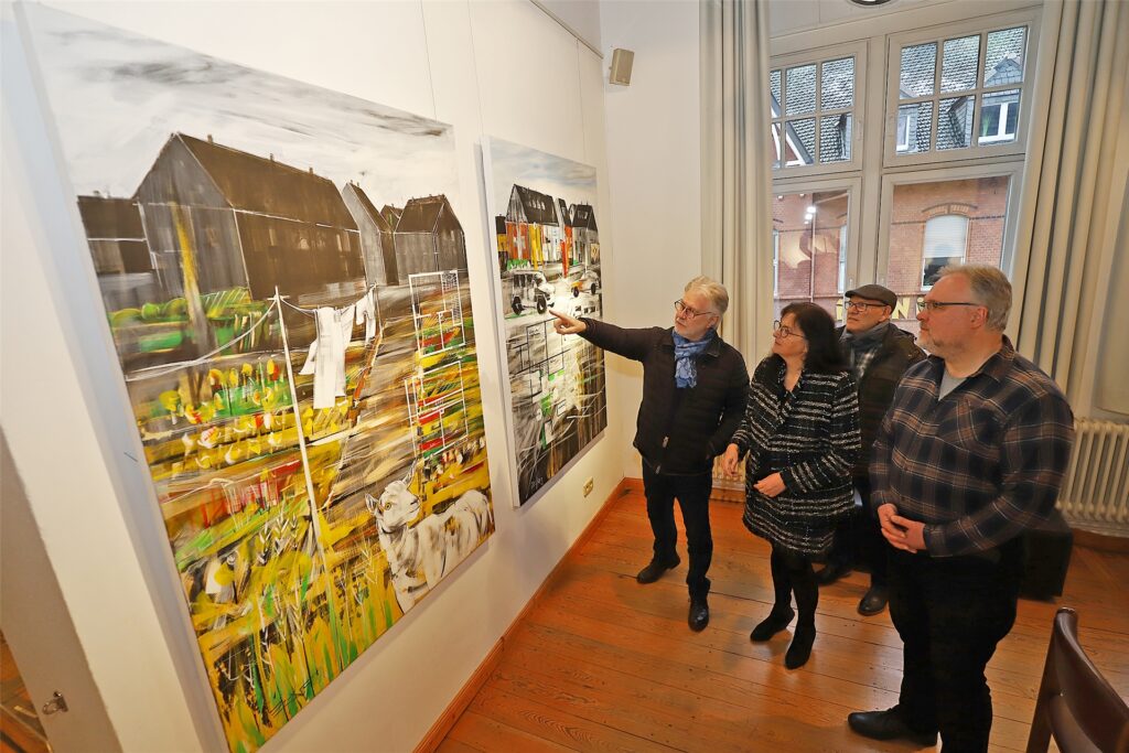 Museumsleiter Robert Badermann (mit Reimund Kasper, Elke Kappen, Manfred Wiedemann) kann sich über ein Bilder-Doppel als Neuzugang freuen. Museumsleiter Robert Badermann (mit Reimund Kasper, Elke Kappen, Manfred Wiedemann) kann sich über ein Bilder-Doppel als Neuzugang freuen.