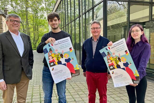 Schüler des CSG waren eng an der Entstehung des Projekts „Erinnerungskultur“ des Freundeskreises Holzwickede-Louviers beteiligt. Jochen Hake (links) und Klaus Dieter Diekmann (2. von rechts) schätzen die Mitarbeit von Tom Jonas Linke und Hannah Gerling.