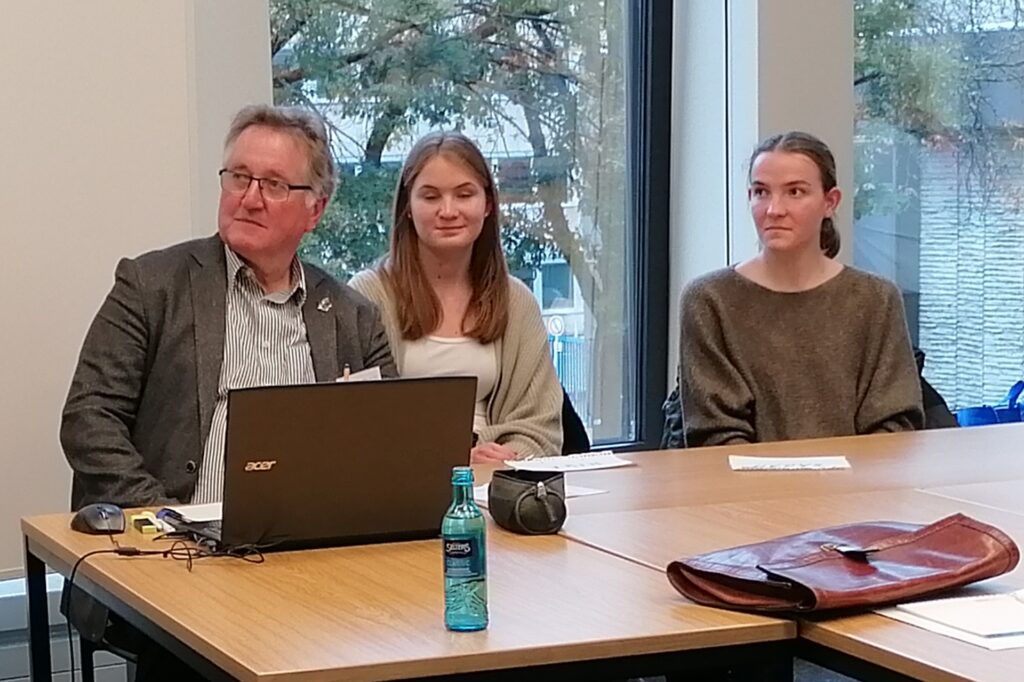 In der Bildmitte, von links nach rechts: Klaus-Dieter Diekmann, stellvertretender Vorsitzender des „Freundeskreis Holzwickede-Louviers e.V.“, Initiator und Leiter des Projekts; Nina und Sarah Schmits, Schülerinnen des CSG und Teilnehmerinnen am Projekt. In der Bildmitte, von links nach rechts: Klaus-Dieter Diekmann, stellvertretender Vorsitzender des „Freundeskreis Holzwickede-Louviers e.V.“, Initiator und Leiter des Projekts; Nina und Sarah Schmits, Schülerinnen des CSG und Teilnehmerinnen am Projekt.