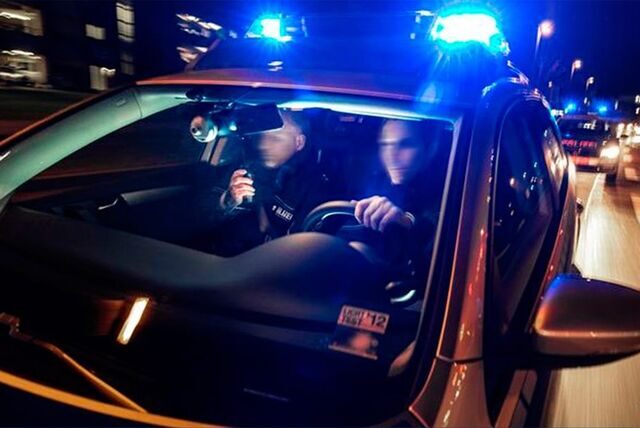 Zwei Polizeibeamte eilen im Streifenwagen zum Einsatz (Symbolbild).