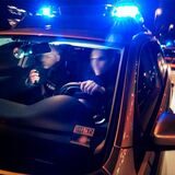 Zwei Polizeibeamte eilen im Streifenwagen zum Einsatz (Symbolbild).