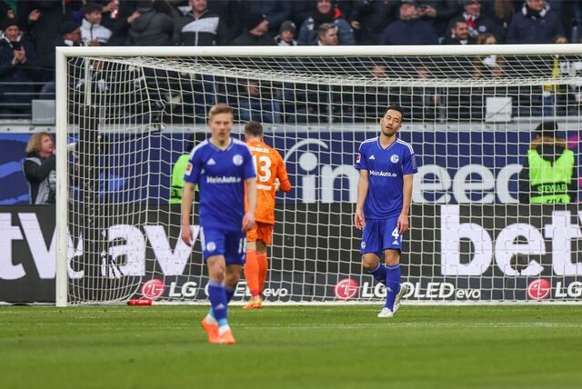 Frankfurt gegen Schalke Januar 2023, (v. l.) Jere Uronen, Alexander Schwolow, Maya Yoshida, Schalke 04