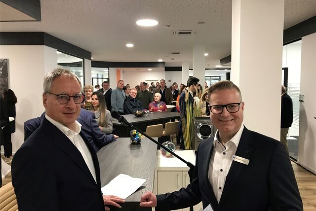 Marktbereichsleiter Thomas Kirmse (l.) und der neue Filialleiter Andreas Engel freuten sich, viele Kunden am neuen großen Standort begrüßen zu können.