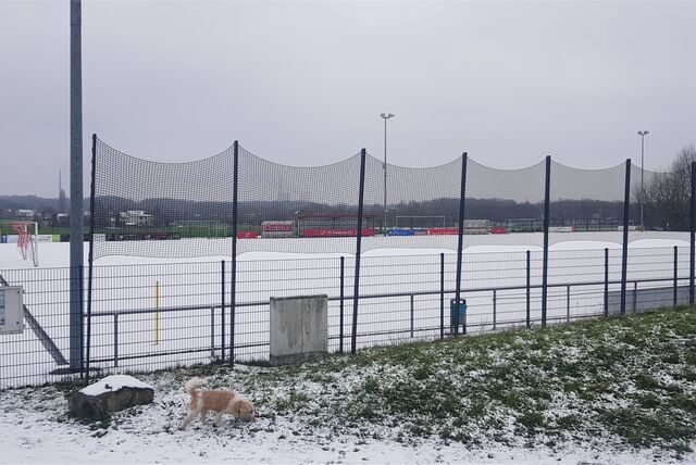 Der eingeschneite Sportplatz in Oveberge.