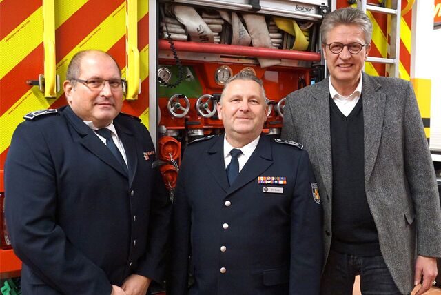 Der Leiter der Freiwilligen Feuerwehr Bergkamen Dirk Kemke mit Bürgermeister Bernd Schäfer und Vize-Feuerwehrchef Bernd Externbrink bei der Jahresdienstbesprechung im Gerätehaus der Einheit Bergkamen-Mitte.