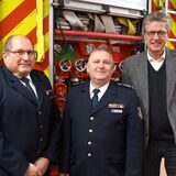 Der Leiter der Freiwilligen Feuerwehr Bergkamen Dirk Kemke mit Bürgermeister Bernd Schäfer und Vize-Feuerwehrchef Bernd Externbrink bei der Jahresdienstbesprechung im Gerätehaus der Einheit Bergkamen-Mitte.