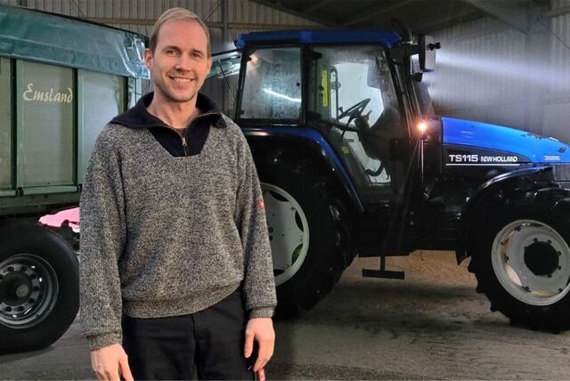 Landwirt Frank Bowinkel vor einem Trekker.