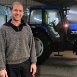 Landwirt Frank Bowinkel vor einem Trekker.