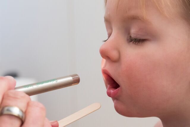 Entzündungen und Vergrößerungen von Gaumen- und Rachenmandeln sind bei Kindern relativ häufige Leiden. Sie können ernste und langwierige Folgen für den Spracherwerb nach sich ziehen, sind aber mit einer relativ einfachen Operation gut zu beheben.