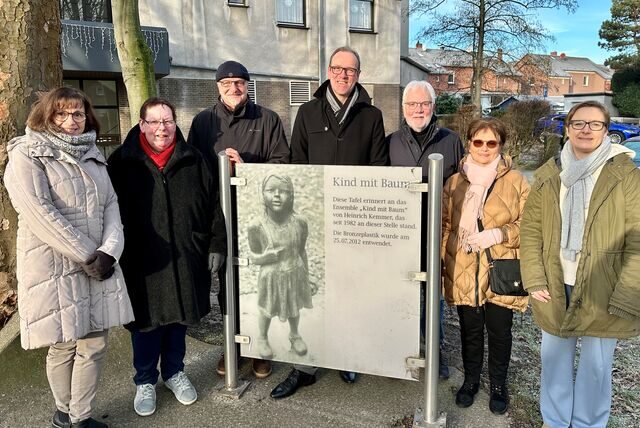 Ein Kunstdiebstahl in Kamen kommt elf Jahre nach der Tat zu einem guten Ende. Die Initiatoren, die das „Kind mit Baum“, zurückholen, freuen sich darüber, v.l. Ingelore Peppmeier, Ursula Müller, Herbert Ritter, Mirco Rienhoff, Dieter Lehnert, Maria Böhm und Katrin Jubitz.