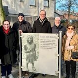 Ein Kunstdiebstahl in Kamen kommt elf Jahre nach der Tat zu einem guten Ende. Die Initiatoren, die das „Kind mit Baum“, zurückholen, freuen sich darüber, v.l.  Ingelore Peppmeier, Ursula Müller, Herbert Ritter, Mirco Rienhoff, Dieter Lehnert, Maria Böhm und Katrin Jubitz.