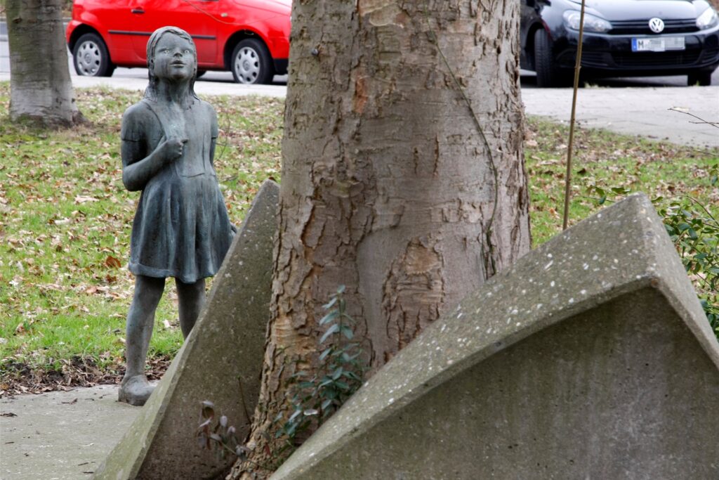 Heinrich Kemmers Figur „Kind mit Baum Heinrich Kemmers Figur „Kind mit Baum
