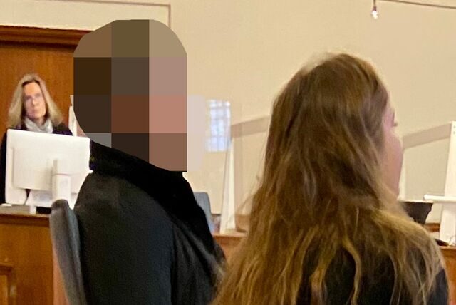 Der Angeklagte – hier mit seiner Verteidigerin vorm Dortmunder Landgericht – gibt die Tat unumwunden zu.