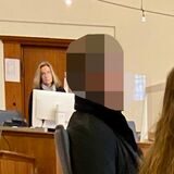Der Angeklagte – hier mit seiner Verteidigerin vorm Dortmunder Landgericht – gibt die Tat unumwunden zu.