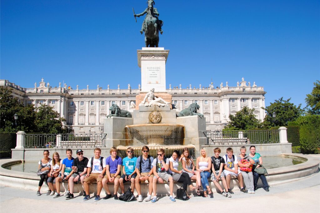 Eine Gruppe Schüler vor einem Brunnen in Madrid. Eine Gruppe Schüler vor einem Brunnen in Madrid.
