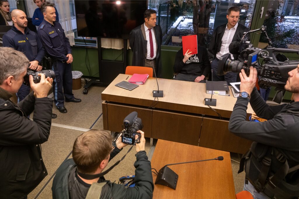 Der angeklagte Krankenpfleger sitzt zum Prozess-Auftakt zwischen seinen Anwälten Ömer Sahinci (l) und Benedikt Stehle (r). Der angeklagte Krankenpfleger sitzt zum Prozess-Auftakt zwischen seinen Anwälten Ömer Sahinci (l) und Benedikt Stehle (r).