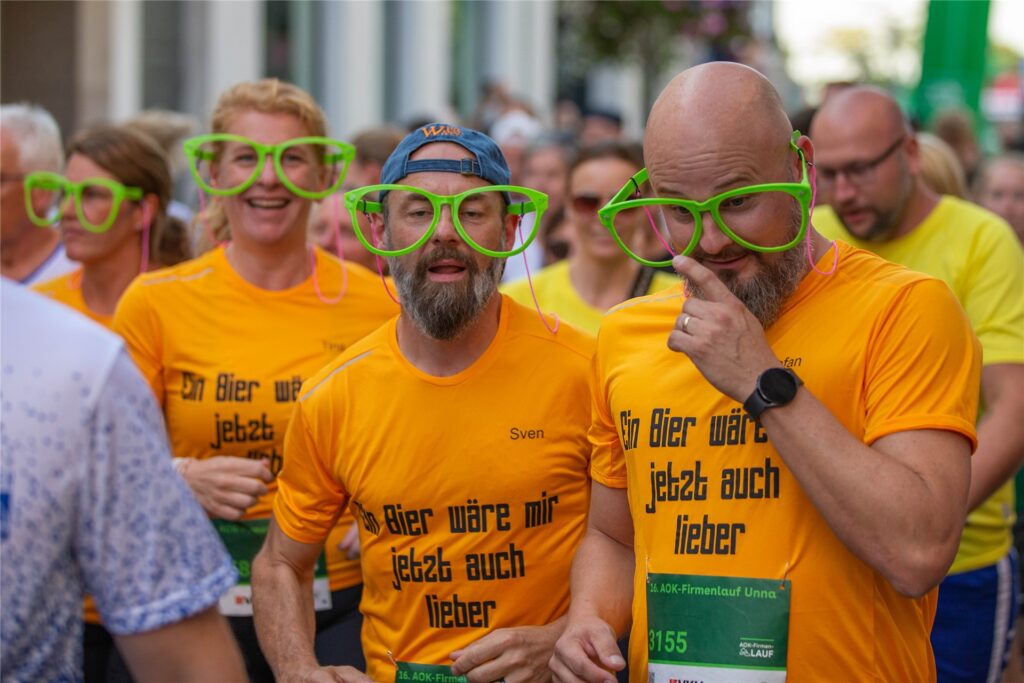 Beim Firmenlauf geht es um die gemeinsame Bewegung vor allem auch um den Spaß. Viele Firmenteams laufen in einheitlichen T-Shirts auf, teils auch mit lustigen Mottos oder sogar zusätzlicher Verkleidung. Beim Firmenlauf geht es um die gemeinsame Bewegung vor allem auch um den Spaß. Viele Firmenteams laufen in einheitlichen T-Shirts auf, teils auch mit lustigen Mottos oder sogar zusätzlicher Verkleidung.