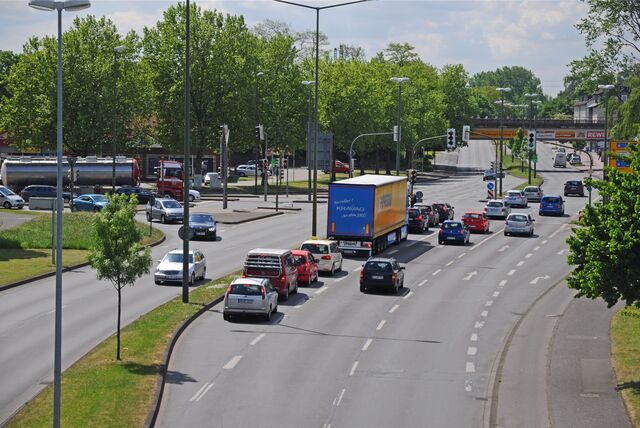 Verkehr auf der Kurt-Schumacher-Straße in Lünen