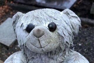 Bei Wind und Wetter saß der Teddybär auf dem Grab. Nun ist er verschwunden.