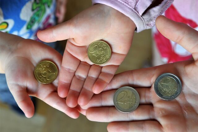 Bargeld in Kinderhänden