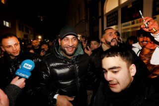 Veysel Gelin (39), der in der neuen Streaming-Serie „Asbest“ von Kida Khodr Ramadan mitspielt, bei der Ankunft an der Bahnhofstraße. Gastgeber Güven „Barry“ Tepe ruft, dass Fans den Weg frei machen sollen.