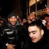 Veysel Gelin (39), der in der neuen Streaming-Serie „Asbest“ von Kida Khodr Ramadan mitspielt, bei der Ankunft an der Bahnhofstraße. Gastgeber Güven „Barry“ Tepe ruft, dass Fans den Weg frei machen sollen.