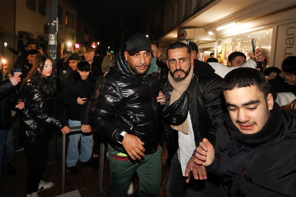 Veysel Gelin ist angekommen und bahnt sich zusammen mit Gastgeber Güven „Barry Tepe“ einen Weg durch die Menge. Veysel Gelin ist angekommen und bahnt sich zusammen mit Gastgeber Güven „Barry Tepe“ einen Weg durch die Menge.