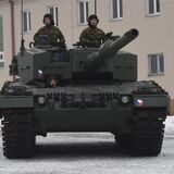 Ein Leopard-Panzer mit Soldaten.