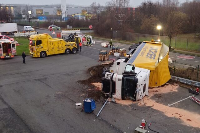 Bei einem Unfall an der Bönener Edisonstraße stürzte ein Sattelzug auf das Gelände der Kik-Zentrale.