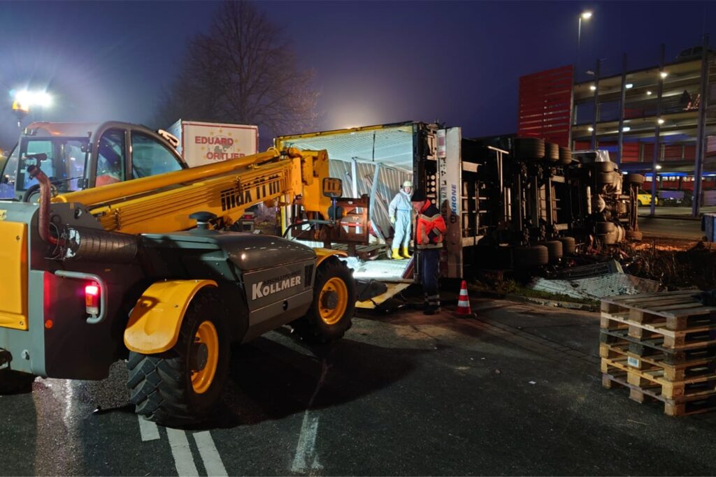 Die Räumung der Flüssigkeit, die der LKW geladen hatte, hat mehrere Stunden gedauert.