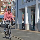 Berufspendlerin Ihris Ehrke nutzt regelmäßig zwischen Selm und Lünen das Fahrrad. Bald wird es in Lünen ein Fahrradverleihsystem geben.