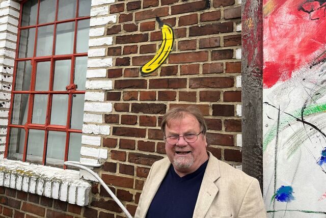 Wolfgang Anders ist stolz, dass die Galerie Anders mit der Banane nun eine besondere Auszeichnung erhalten hat.