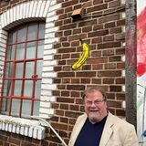 Wolfgang Anders ist stolz, dass die Galerie Anders mit der Banane nun eine besondere Auszeichnung erhalten hat.