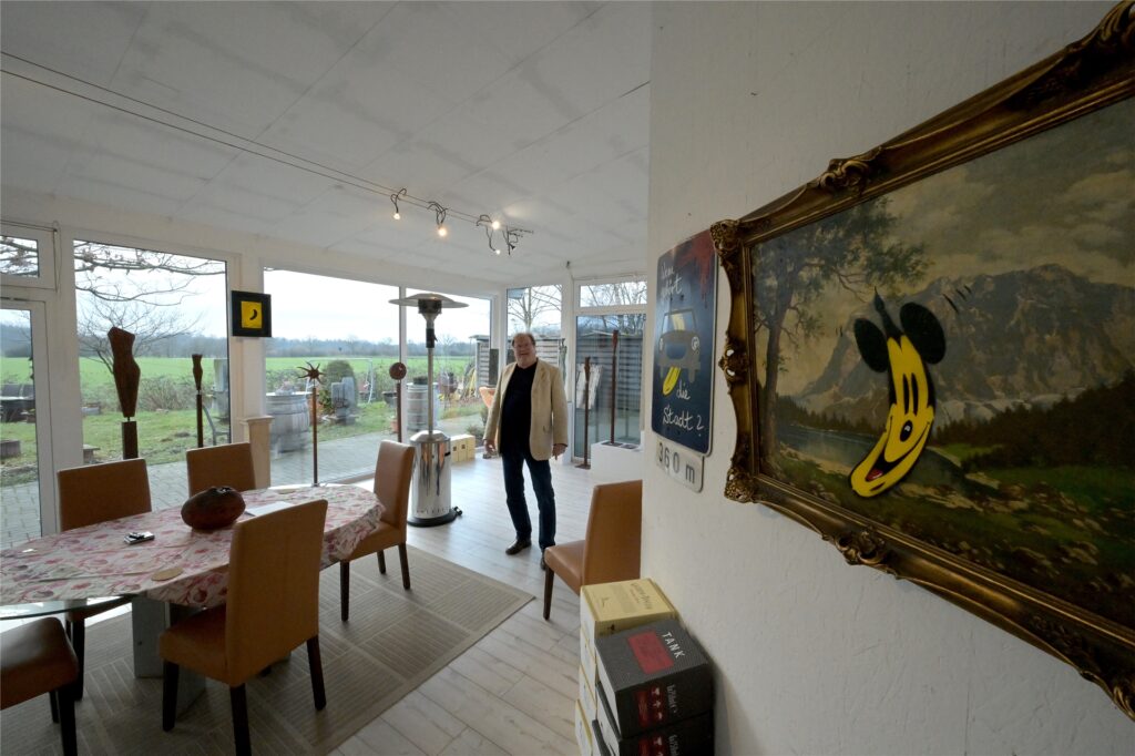 Auch in der Galerie Anders, im Hintergrund Wolfgang Anders, hängen einige Bilder von Thomas Baumgärtel. Unter anderem die Micky Maus als Banane.