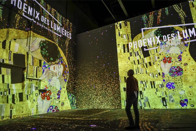 Eine Innenaufnahme der Ausstellung „Phoenix des Lumières“