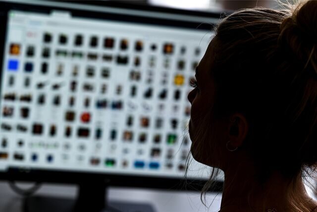 Über 1000 Fotos und Videos mit kinder- und jugendpornografischen Inhalten fand die Polizei auf dem Handy eines Kameners.