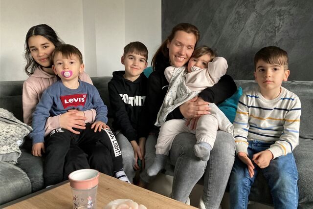 Sie möchten möglichst bald wieder eine warme Wohnung haben: (v.l.) Helin (12), Alessio (2), Lejs (8), Mutter Svenja, Amina (1) und Kian (7) Erdem.