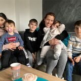 Sie möchten möglichst bald wieder eine warme Wohnung haben: (v.l.) Helin (12), Alessio (2), Lejs (8), Mutter Svenja, Amina (1) und Kian (7) Erdem.