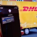 Ein Handy mit der Fake-DHL-Text-Nachricht wird vor einen DHL-Lieferwagen gehalten.