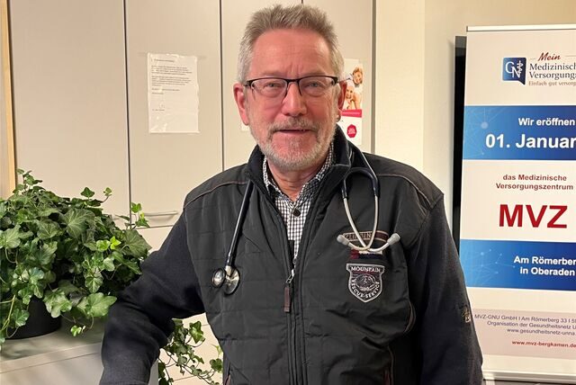 Hausarzt Ulrich Buschmann mit einem Stethoskop um den Hals.